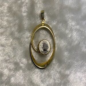 🍀VTG Gold Oval Pendant with Pirate Ship Design